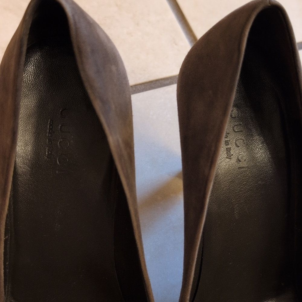 Gucci Brown Suede Heels With Pleated Patent Leather Logo Buckle Pumps Size 5 - Picture 6 of 14
